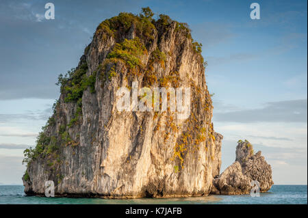 Isole intorno alla baia di Phang nga nel mare delle Andamane, Thailandia. Foto Stock