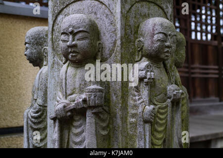 Tokyo, Giappone, 15 maggio 2017: tranquilla pietra grigia religiosi statue del Buddha in muryo-ji, yoga Foto Stock