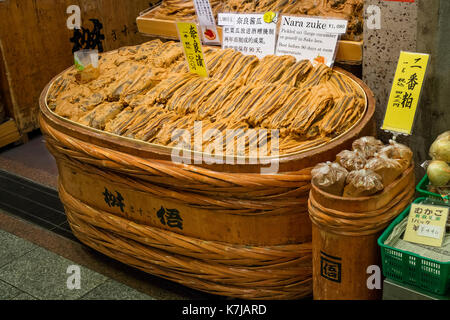 Kyoto, Giappone - 17 maggio 2017: conserve di ortaggi, nara zuke, per la vendita al mercato nishiki Foto Stock