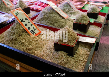 Kyoto, Giappone - 17 maggio 2017: essiccato baby gamberetti per la vendita al mercato nishiki Foto Stock