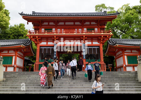 Kyoto, Giappone - 17 maggio 2017: cancello principale del yasaka jinja santuario a Kyoto con i visitatori Foto Stock