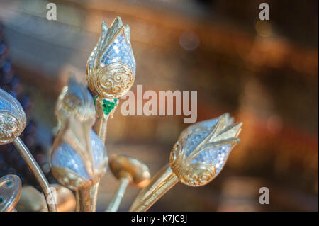 Scolpiti lotus boccioli di fiori a Wat Chedi Luang tempio in Chiang Mai Thailandia Foto Stock