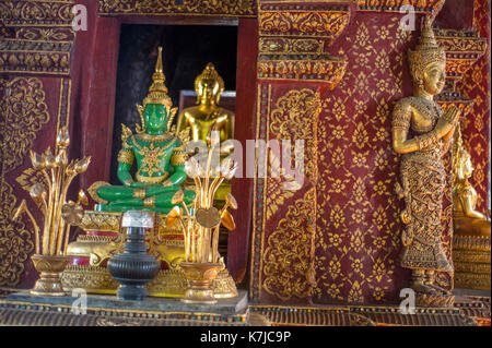 Selezione di statue di Buddha a Wat Chedi Luang tempio in Chiang Mai Thailandia Foto Stock