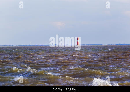 Il faro Arngast visto dal Nassauhafen, Wilhelmshaven Foto Stock