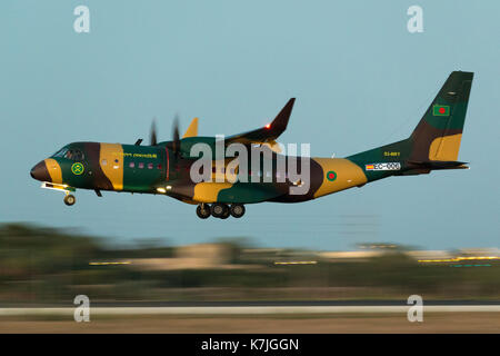 Bangladesh army airbus c295w [EC-006 consegna effettiva s3-brt] sbarco nelle tenebre, quindi girato a ISO10000 e 1/25s. sul volo di mandata proveniente dal Foto Stock
