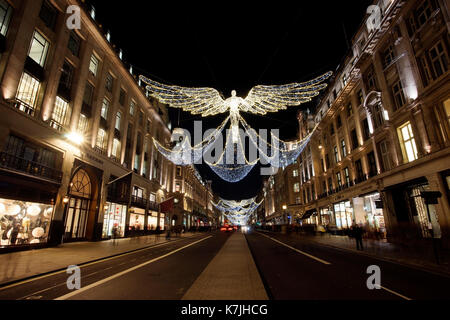 Le luci di Natale Display su Regent Street a Londra. Il moderno colorato le luci di Natale di attirare e incoraggiare la gente per strada. Foto Stock