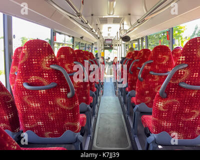 Svuotare l'autobus pubblico con sedili rosso, Lussemburgo Foto Stock