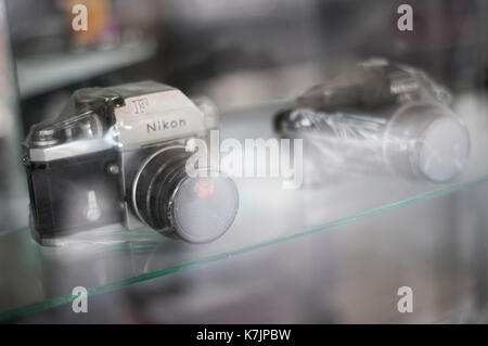 Fotocamere Nikon Vintage con pellicola termoretraibile su un ripiano Foto Stock