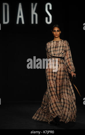 La Foto Deve Essere Accreditata ©Kate Green/Alpha Press 079965 19/02/2016 Model Daks Fashion Show Durante La Settimana Della Moda Di Londra Autunno Inverno 2016 Foto Stock