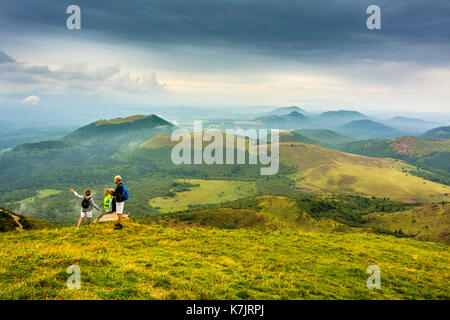 Il paesaggio del Parco Naturale Regionale dei Vulcani della Auvergne, visto dalla cima del Puy de Dome, Puy de Dome, Auvergne, Francia Foto Stock
