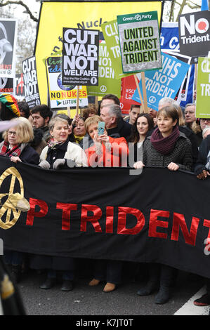 La foto Deve Essere Accreditata ©Kate Green/Alpha Press 079965 27/02/2016 Plaid Cymru leader Leanne Wood AM, Primo Ministro della Scozia Nicola Sturgeon e Caroline Lucas MP del Partito Verde alla campagna CND per il disarmo nucleare Stop Trident Anti Nuclear March a Londra. Foto Stock