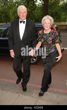 La Foto Deve Essere Accreditata ©Alpha Press 058223 14/06/05 Lord Cecil Parkinson E Moglie Lady Anne Conservative Party Dinner In Onore Della Baronessa Thatcher Dorchester Hotel A Londra Foto Stock