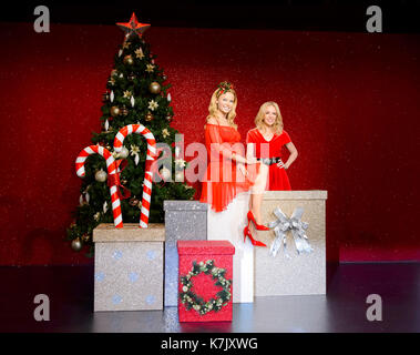 La foto Deve Essere Accreditata ©Alpha Press 065630 08/12/2015 Madame Tussauds London dichiara un Natale Kylie, in quanto la figura di cera del cantante, famosa in tutto il mondo, occupa un posto centrale in un set stagionale speciale. E per celebrare la stagione festiva, la leggendaria sensazione pop, che sta diffondendo il suo Natale scintillante con il suo nuovo album di Natale Kylie, oggi ha fatto una visita all'attrazione famosa in tutto il mondo per incontrare la sua figura di cera per la prima volta. Foto Stock