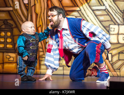 Foto deve essere accreditato ©Alpha premere 074895 04/12/2015 Verne Troyer come nobile il Pirata e vibra il Natale come Smee durante il Peter Pan Pantomime produzione mostra a New Wimbledon Theatre di Londra. Foto Stock