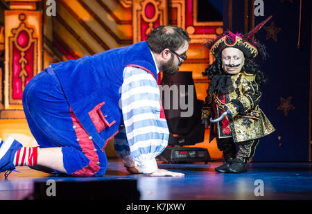 Foto deve essere accreditato ©Alpha premere 074895 04/12/2015 Verne Troyer come nobile il Pirata e vibra il Natale come Smee durante il Peter Pan Pantomime produzione mostra a New Wimbledon Theatre di Londra. Foto Stock