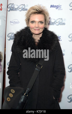 Foto deve essere accreditato ©Alpha premere 074895 08/12/2015 Sharon piccolo a premere la notte di Peter Pan Pantomime a New Wimbledon Theatre di Londra. Foto Stock