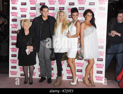 La Foto Deve Essere Accreditata ©Kate Green/Alpha Press 074196 24/01/2011 Nanny Pat Patricia Brooker James Arg Argent Lydia Bright, Lucy Meck E Jessica Wright Lancio Di Priscilla Party Event Al Palace Theatre Di Londra Foto Stock