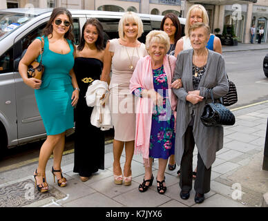 La foto Deve Essere Accreditata ©Alpha Press 076031 28/08/12 Carol Wright e Nanny Pat Patricia Brooker con la famiglia al Penny Sweets e Strade Acciottolate My East End Childhood Book Launch Party tenuto al Mayfair Exchange di Londra Foto Stock