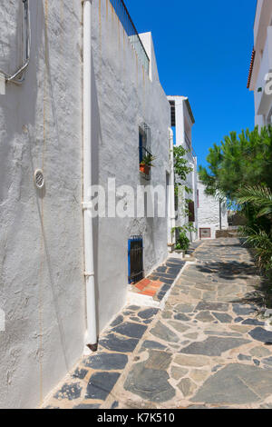 Bianco tipico e stretta strada del mediterraneo, nel piccolo villaggio di pescatori di Cadaques, tipico villaggio mediterraneo sulla costa brava Spagna Foto Stock