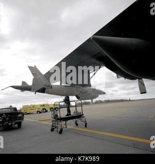 La Ryan Aeronautical Image Collection è ospitata presso la Biblioteca e gli archivi del San Diego Air & Space Museum. Questa vasta collezione comprende documenti storici e aziendali di Ryan Aeronautical, una società aerospaziale americana fondamentale fondata nel 1934 da T. Claude Ryan a San Diego, California. Foto Stock