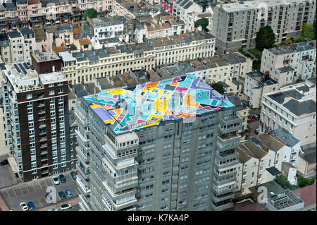 Colorati murali sul tetto presso l'Holiday Inn a Brighton, Inghilterra visto dalla British Airways i360 tower Foto Stock