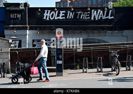 Il foro nella parete Public House di fronte la stazione di Waterloo a Londra, Regno Unito Foto Stock