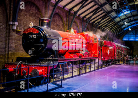 La scuola di Hogwarts Express presso la piattaforma 9 3/4 in Warner brothers harry potter studio tour, Londra Foto Stock