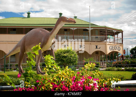 Dinosauro muttaburrasaurus statua con hotel in background,hughenden western queensland Foto Stock