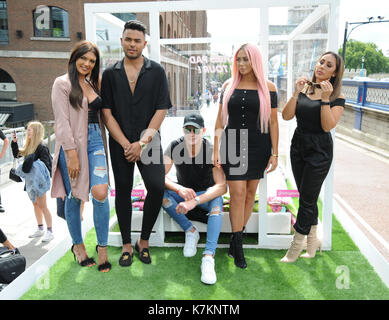 Geordie shore photocall da Tower Bridge di Londra dotata: scotty t, nathan henry, Chloe traghetto, abbie holborn, sophie kasaei dove: Londra, Regno Unito quando: 16 ago 2017 credit: wenn.com Foto Stock