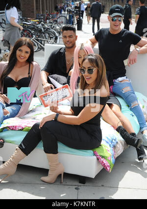 Geordie shore photocall da Tower Bridge di Londra dotata: scotty t, nathan henry, Chloe traghetto, abbie holborn, sophie kasaei dove: Londra, Regno Unito quando: 16 ago 2017 credit: wenn.com Foto Stock