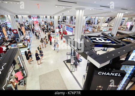 I grandi magazzini Macy interno, area cosmetica in New York Foto Stock