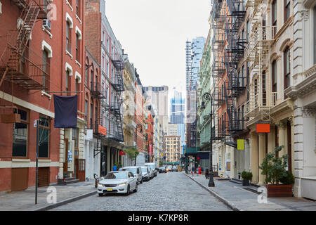 Soho strada vuota con ghisa edifici di New York. Il nome del quartiere proviene dal Sud di Houston Street. Foto Stock