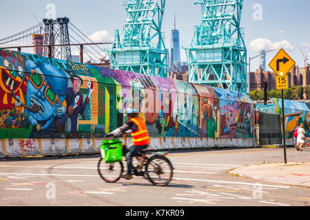 Graffity sulla Street in Brooklyn e Torre di libertà tra due gru industriali, New York City Foto Stock