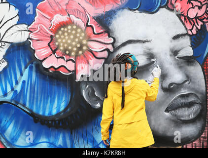 L'artista di strada kathrina rupit aka kinmx opere su "pace e amore cube" durante il bluefire street fest di Smithfield, Dublino. Foto Stock