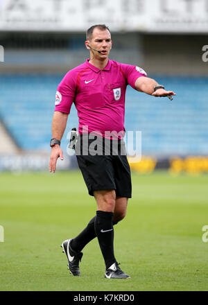 Arbitro tim robinson durante il cielo di scommessa match del campionato al den, Londra. Foto Stock