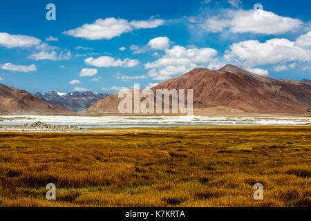 Tso kar - è una fluttuazione di Salt Lake situato nel rupshu plateau e a valle nella parte meridionale del ladakh a 14860 piedi Foto Stock