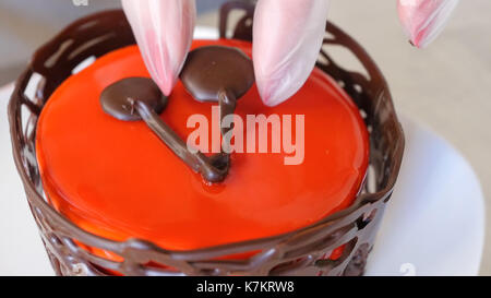 Il processo per la fabbricazione di torta rosso. la torta con la glassa rossa Foto Stock