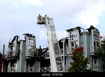 Vigili del fuoco rimangono presso la scena seguente un grande blaze in corrispondenza di un blocco di appartamenti in snodland, Kent. Foto Stock