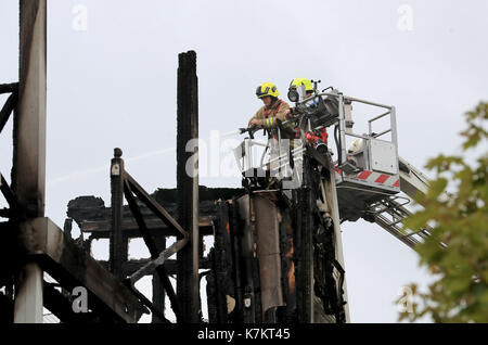 Vigili del fuoco rimangono presso la scena seguente un grande blaze in corrispondenza di un blocco di appartamenti in snodland, Kent. Foto Stock