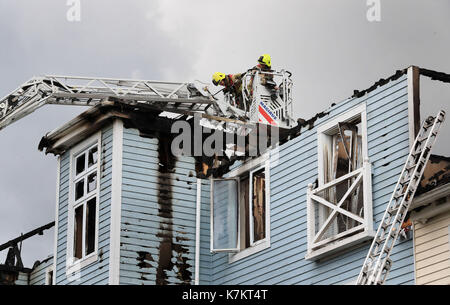 Vigili del fuoco rimangono presso la scena seguente un grande blaze in corrispondenza di un blocco di appartamenti in snodland, Kent. Foto Stock