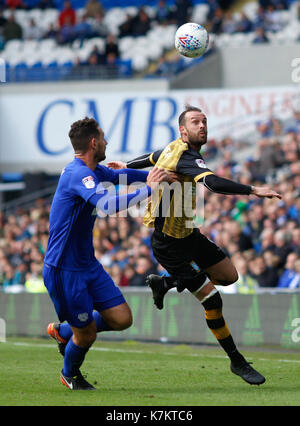 Cardiff city's sean morrison (sinistra) e sheffield mercoledì in steven fletcher battaglia per la sfera durante il cielo di scommessa match del campionato al Cardiff City Stadium. Foto Stock