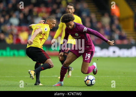 Watford's richarlison (sinistra) e Manchester City's leroy sane in azione durante il match di premier league a Vicarage Road, Watford. Foto Stock