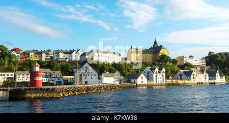 Scena colorati in alesund città portuale sulla costa occidentale della Norvegia. Pier e il faro contro il luminoso giorno sky Foto Stock