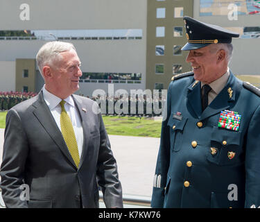 Il Segretario della Difesa Jim Mattis stand con Gen. Salvador Cienfuegos Zepeda, Messico il segretario della difesa nazionale Foto Stock