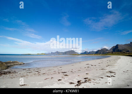 Yttersand spiaggia, situato sulla punta settentrionale di moskenesoy, isole Lofoten in Norvegia Foto Stock