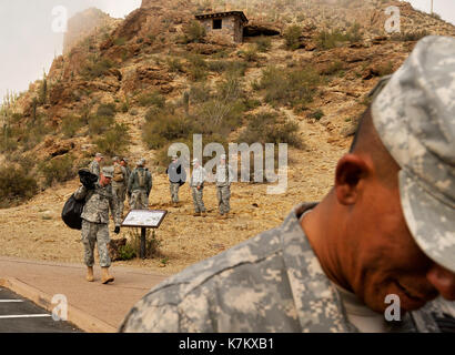 Membri della U S. esercito nazionale Guard, Alfa Company, 1° Battaglione, 158Reggimento di Fanteria, 'Bushmasters' cancellare il cestino dal porte pass si affacciano Foto Stock