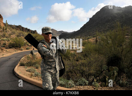 Membri della U S. esercito nazionale Guard, Alfa Company, 1° Battaglione, 158Reggimento di Fanteria, 'Bushmasters' cancellare il cestino dal porte pass si affacciano Foto Stock