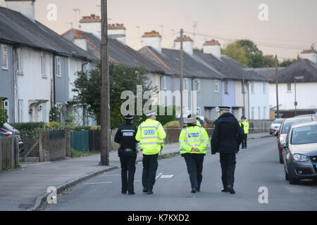 Gli ufficiali di polizia che partecipano a un'operazione di cavendish road, Sunbury-on-THAMES, SURREY, come parte dell'indagine sull'parsons green bombardamenti. Foto Stock