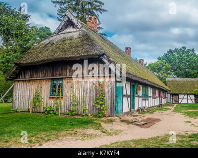 Vecchio cascinale in legno con legni tipici framing, parte dell' Heritage Park di kluki, Polonia Foto Stock