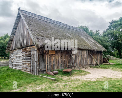 Il vecchio fienile in legno, parte dell' Heritage Park di kluki, Polonia Foto Stock